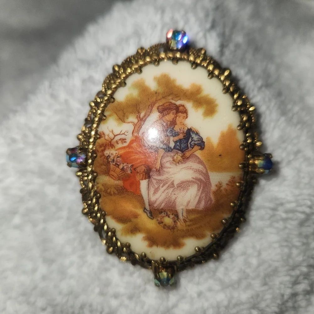 Vintage Fragonard Courting Couple Cameo Brooch Gold Tone AB Rhinestone Filigree‎